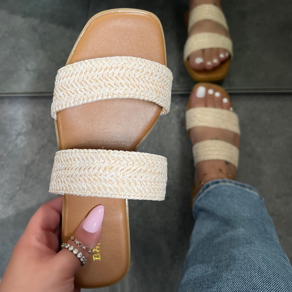 NWT!! BEACH STYLE SYNTHETIC RAFFIA BRAIDED DOUBLE STRAP FLAT SANDAL - Picture 2 of 6